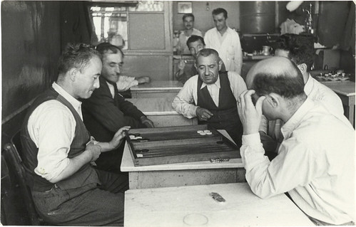 Hergele Meydanı'nındaki bir Türk kahvesinde tavla oynayan insanlar, Ankara, 1940’lar - People playing backgammon at a traditional Turkish coffee shop in Hergele Square, Ankara, 1940s